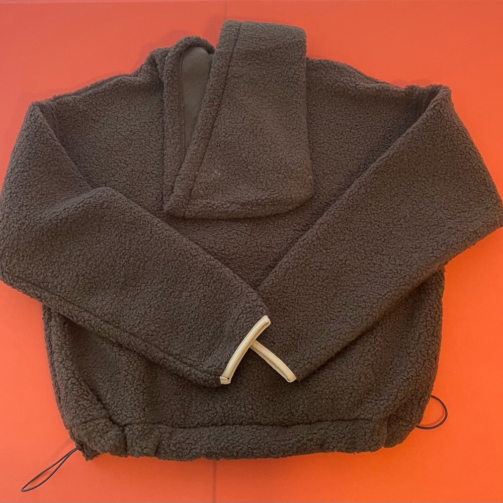 Woman’s Sherpa gray pullover jacket.  Size XS.  NWT.  With hood and kangaroo - Picture 4 of 7